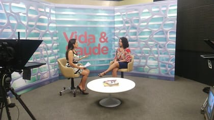 Raisa Arruda entrevistada no estúdio do programa de televisão Vida e Saúde.