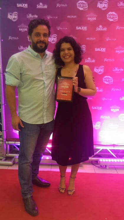 Raisa Arruda com a placa de indicada ao Prêmio Saúde Fortaleza 2017.