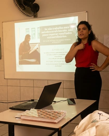 Raisa Arruda em uma sala de aula, conduzindo formação com professores.